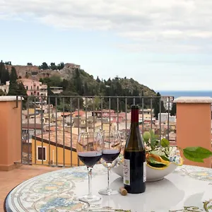 vilagos-apartment-loft-taormina.sicilyhotelsitaly.net/